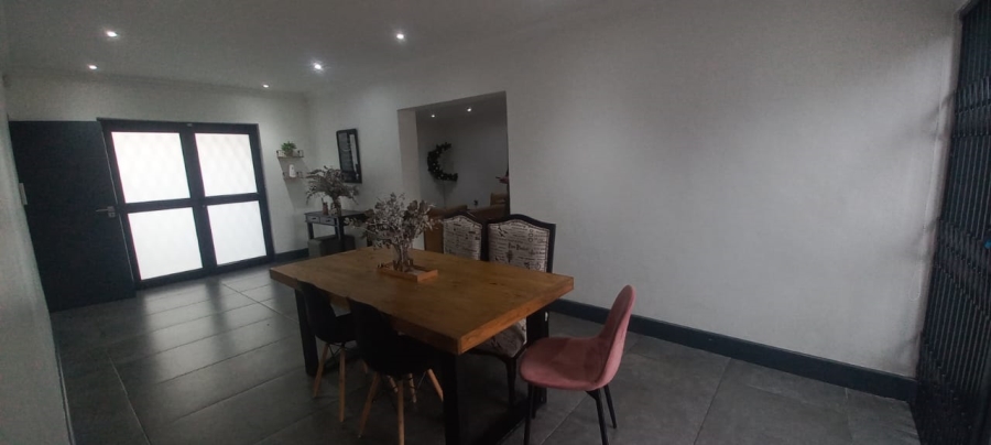 5 Bedroom Property for Sale in Wetton Western Cape